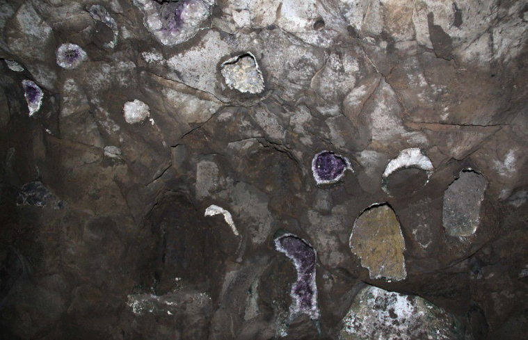 Onbewerkte amethist geodes in een grot in Brazilië