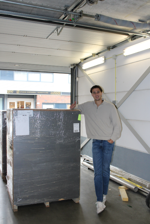 Jef van Hengstum inspecteert de nieuwe collectie amethist geodes