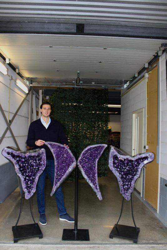 Oprichter Jef van Hengstum van Amethyst Gallery naast een indrukwekkende AA+ kwaliteit amethist geode